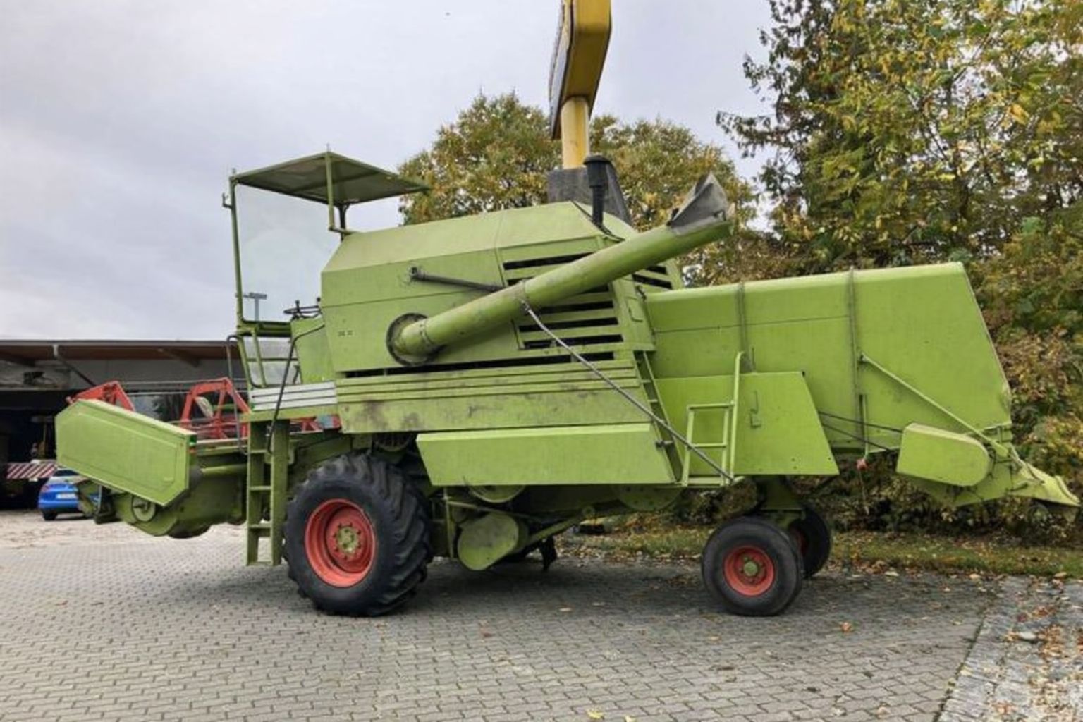 Grüner Claas Mähdrescher, bereit für Landtechnik-Auktion.