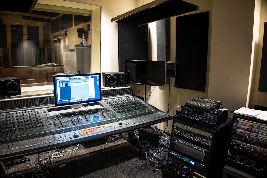 Tonstudio mit Mischpult, Monitoren und Akustikabsorbern an den Wänden