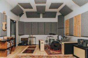 Akustisch behandelter Musikraum mit Schlagzeug, Gitarren und Bassfallen