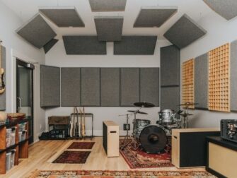 Akustisch behandelter Musikraum mit Schlagzeug, Gitarren und Bassfallen