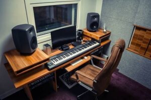 Heimstudio mit Keyboard, Monitorlautsprechern und Schreibtisch