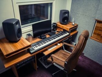 Heimstudio mit Keyboard, Monitorlautsprechern und Schreibtisch